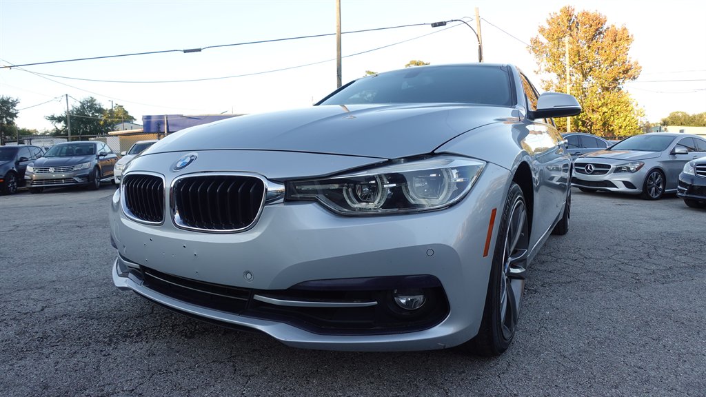 2017 BMW 3 Series 330i's photo